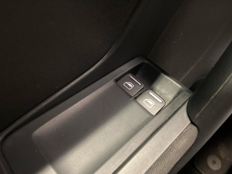 VOLKSWAGEN Beetle 2013