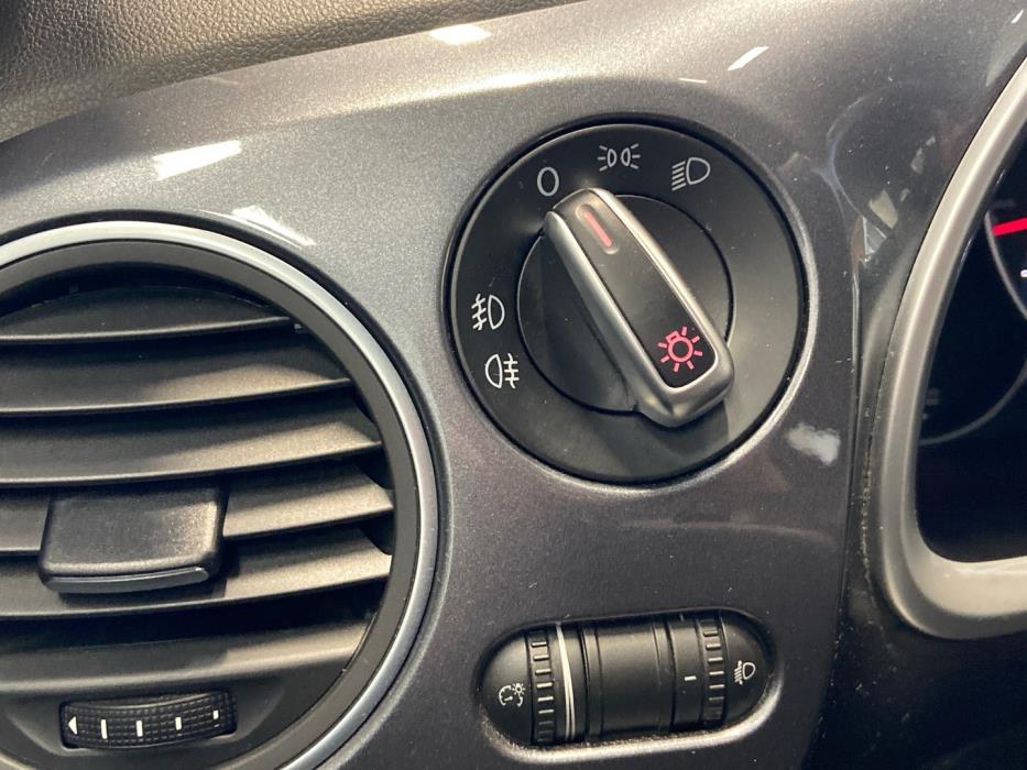 VOLKSWAGEN Beetle 2013