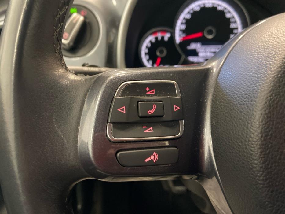 VOLKSWAGEN Beetle 2013