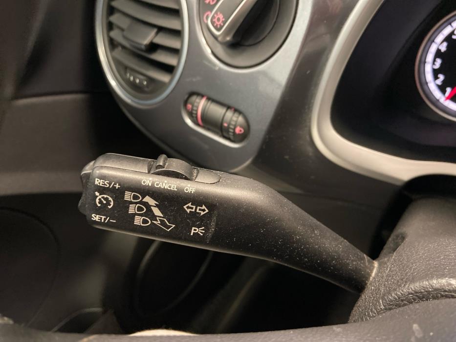 VOLKSWAGEN Beetle 2013