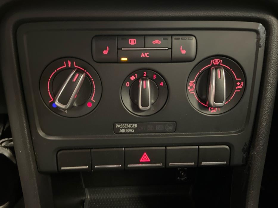 VOLKSWAGEN Beetle 2013