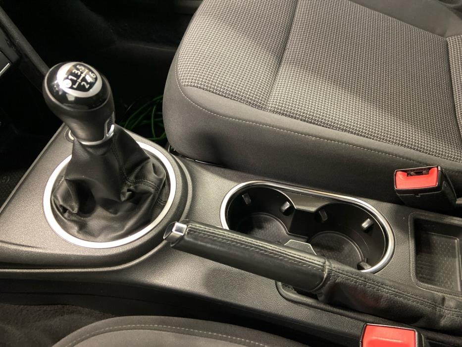 VOLKSWAGEN Beetle 2013