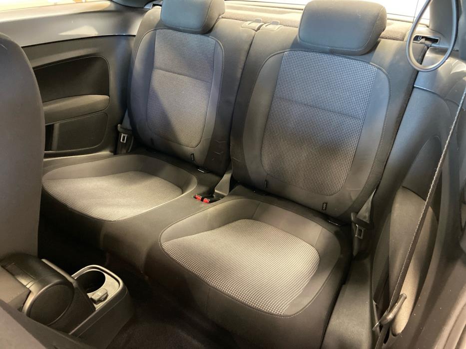 VOLKSWAGEN Beetle 2013