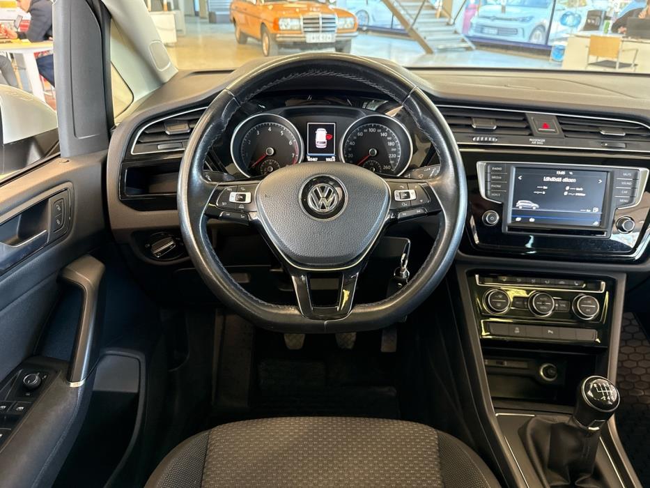 VOLKSWAGEN Touran 2016