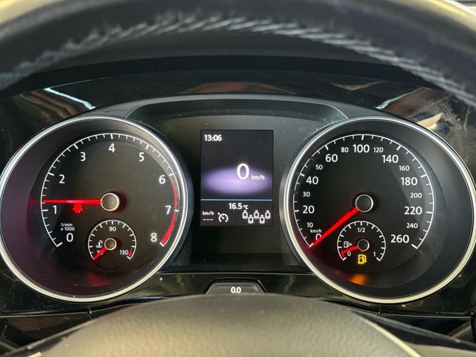 VOLKSWAGEN Touran 2016