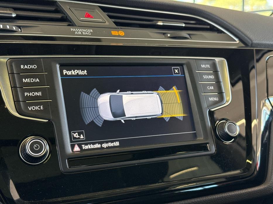 VOLKSWAGEN Touran 2016