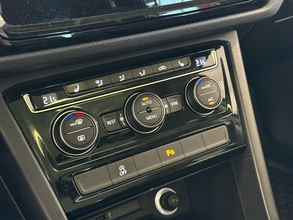 VOLKSWAGEN Touran 2016