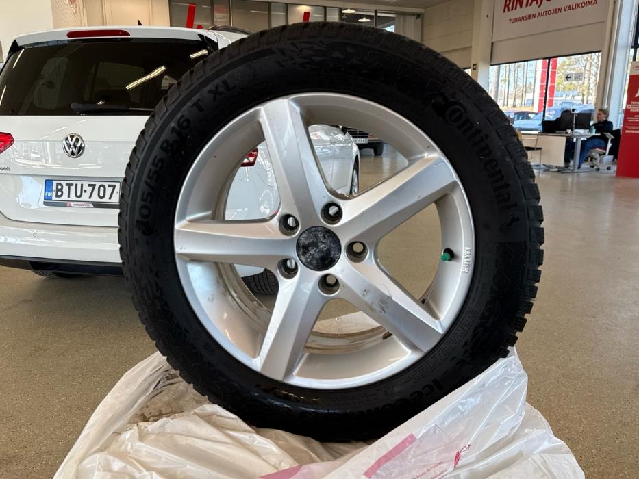 VOLKSWAGEN Touran 2016