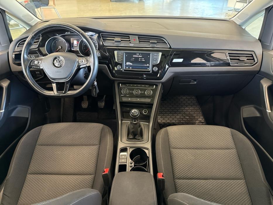 VOLKSWAGEN Touran 2016