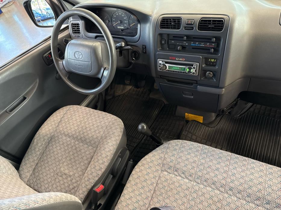 TOYOTA Hiace 2005