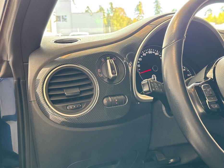 VOLKSWAGEN Beetle 2012