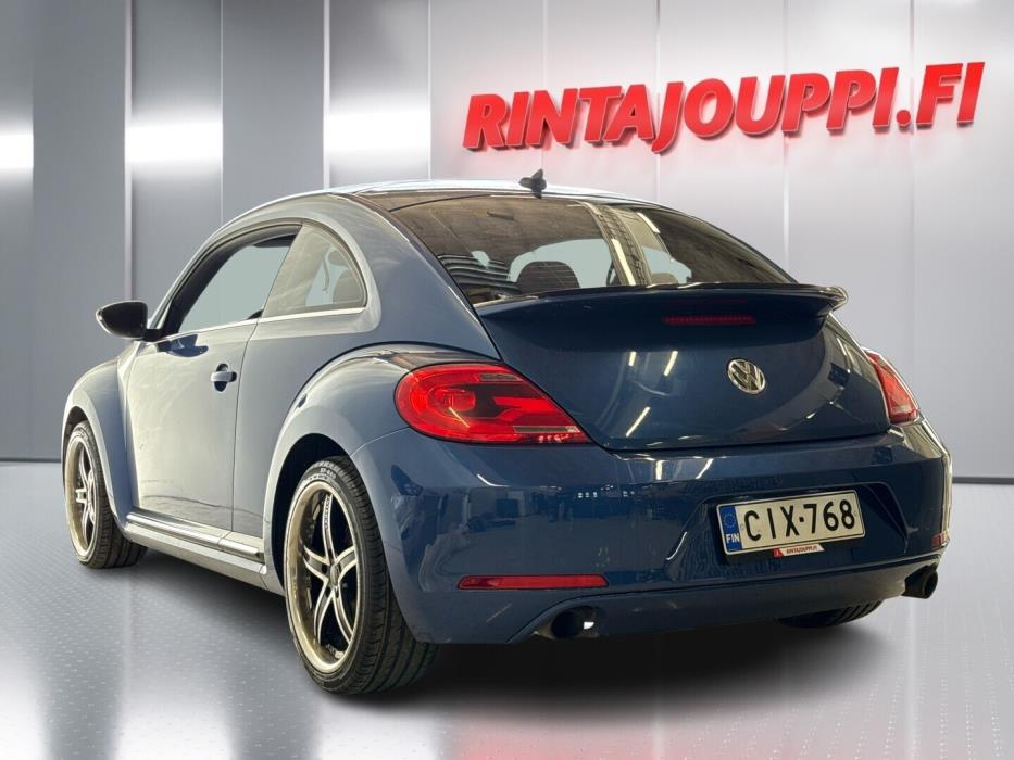 VOLKSWAGEN Beetle 2012
