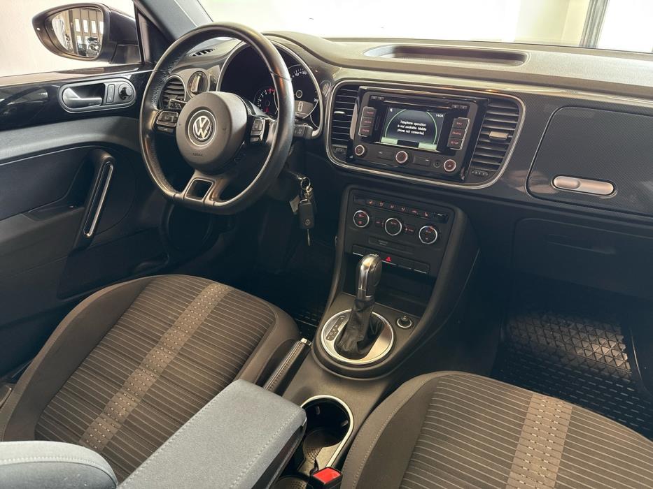 VOLKSWAGEN Beetle 2012