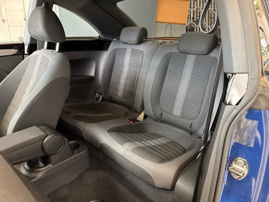 VOLKSWAGEN Beetle 2012