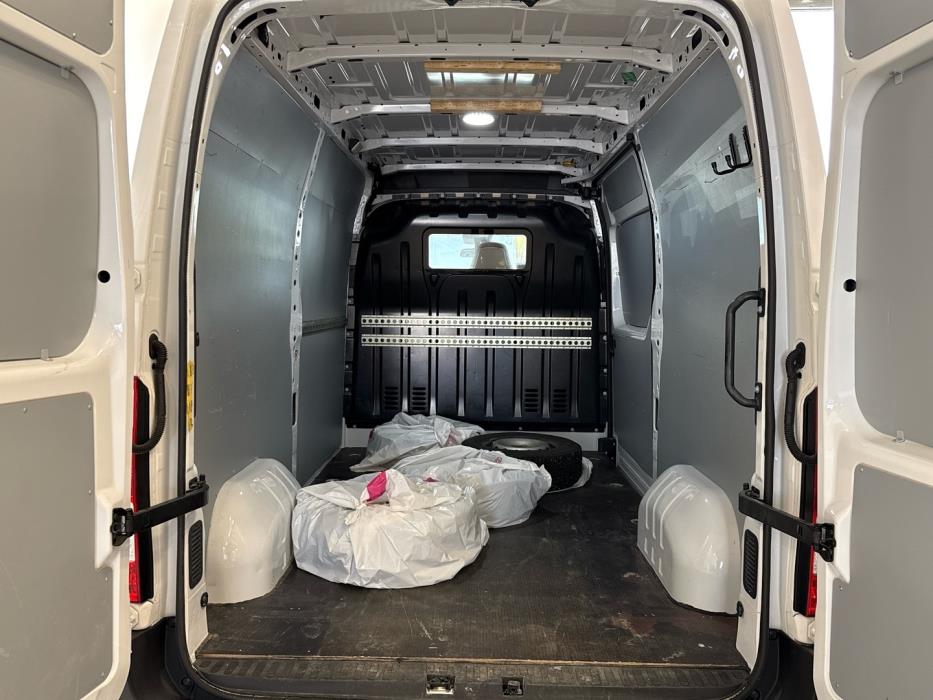 NISSAN NV400 2021