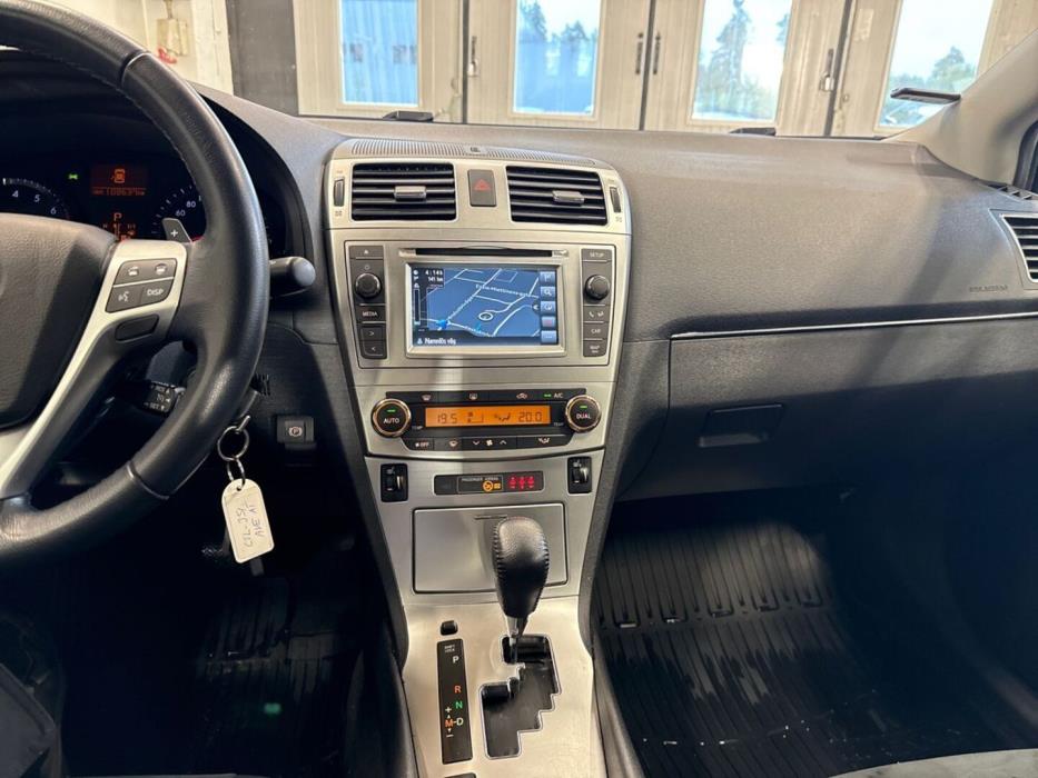 TOYOTA Avensis 2015