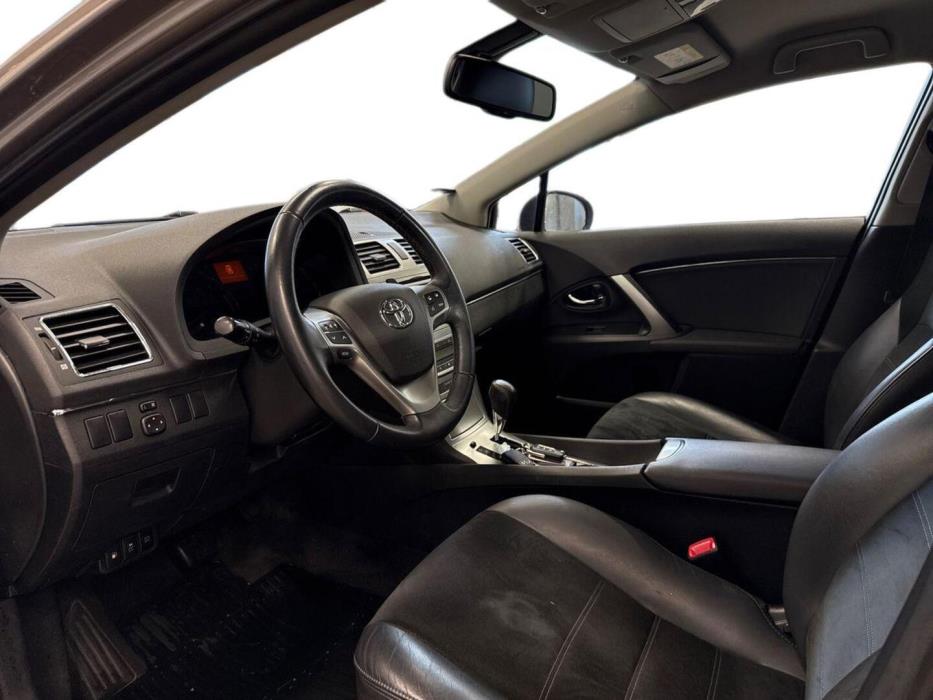 TOYOTA Avensis 2015