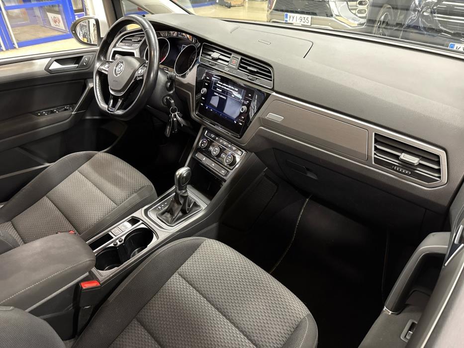 VOLKSWAGEN Touran 2018