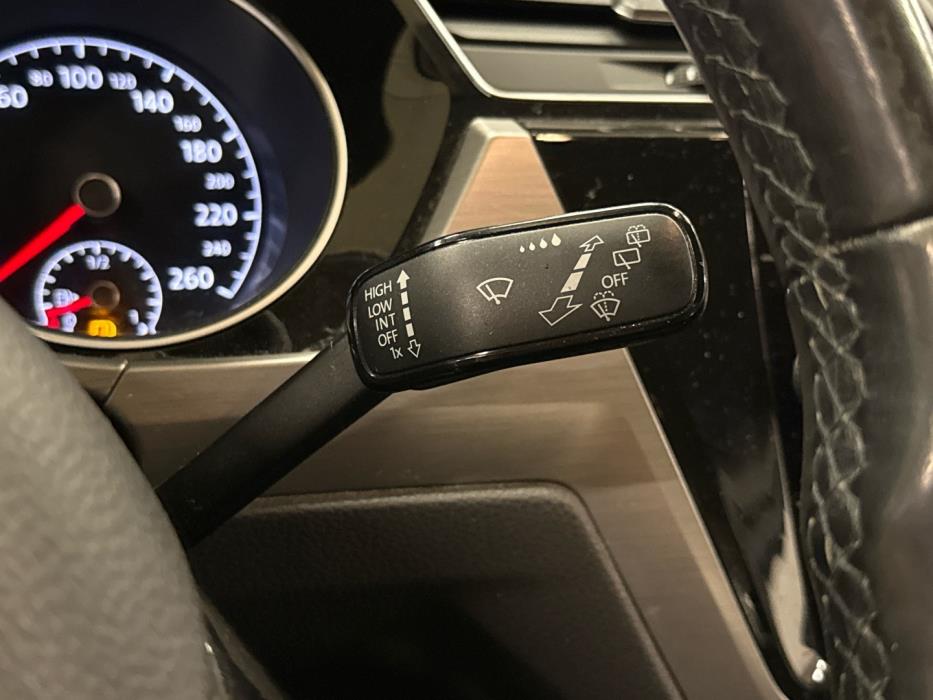 VOLKSWAGEN Touran 2018