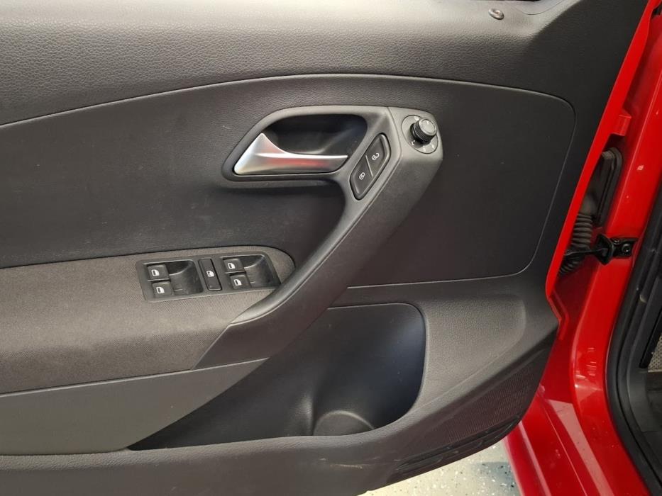 VOLKSWAGEN Polo 2014