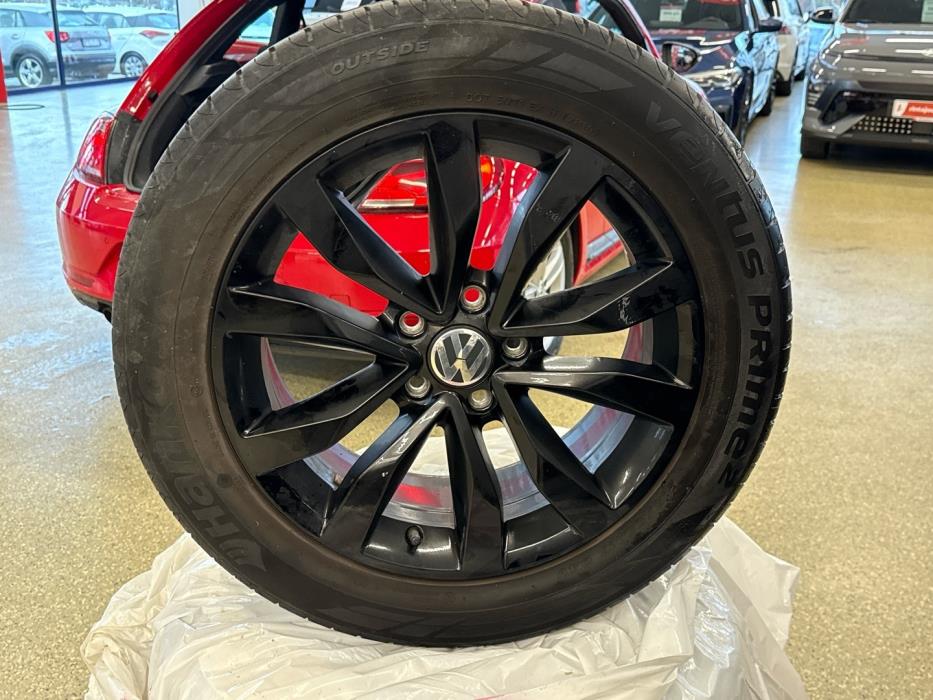 VOLKSWAGEN Beetle 2017