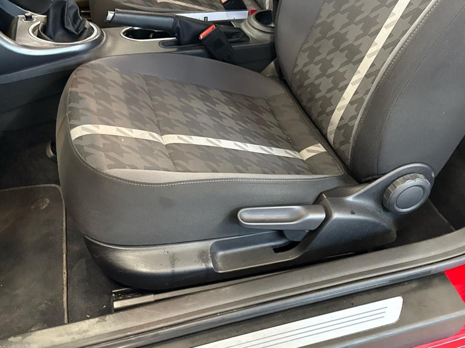 VOLKSWAGEN Beetle 2017