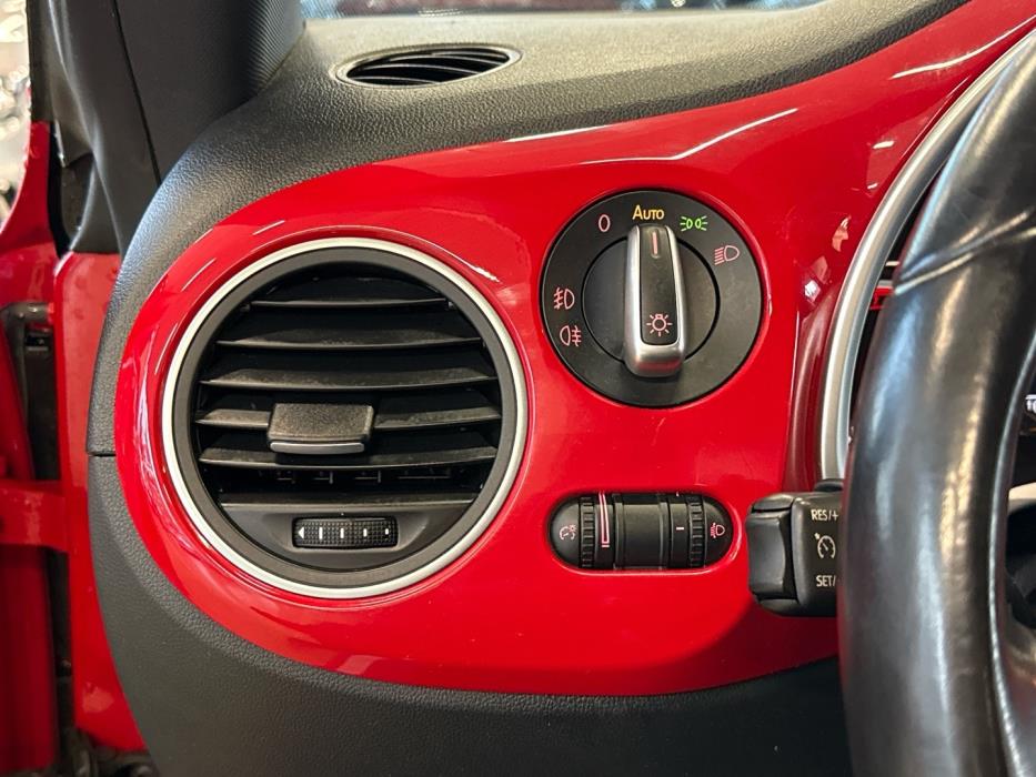 VOLKSWAGEN Beetle 2017