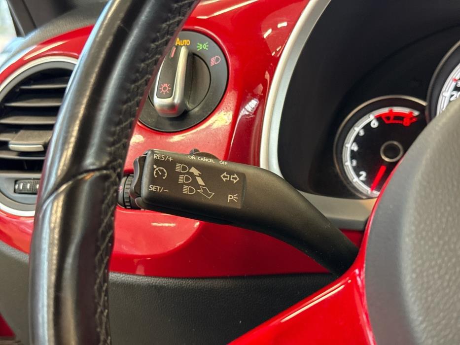 VOLKSWAGEN Beetle 2017