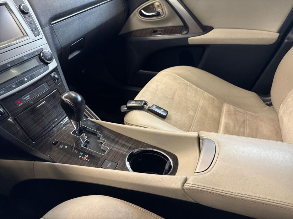 TOYOTA Avensis 2013