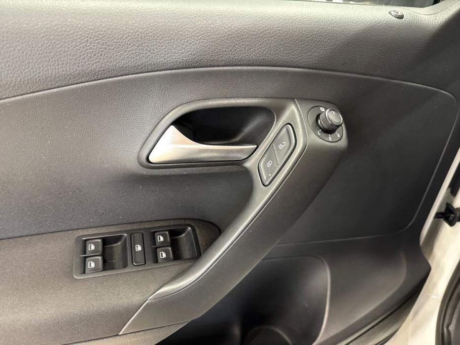 VOLKSWAGEN Polo 2016