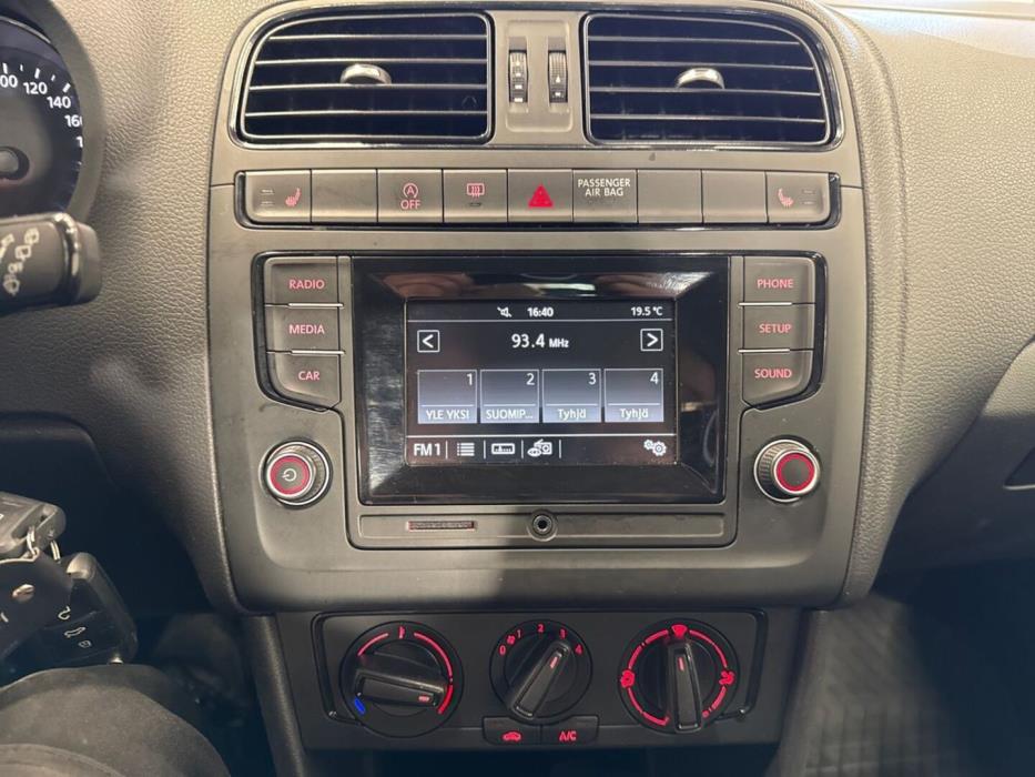 VOLKSWAGEN Polo 2016