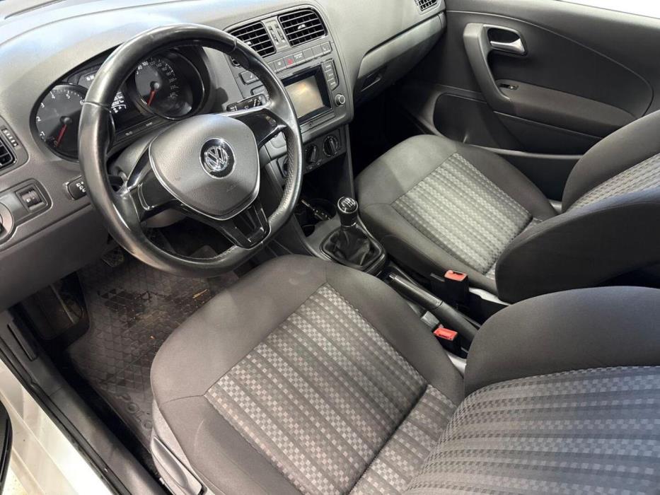 VOLKSWAGEN Polo 2016