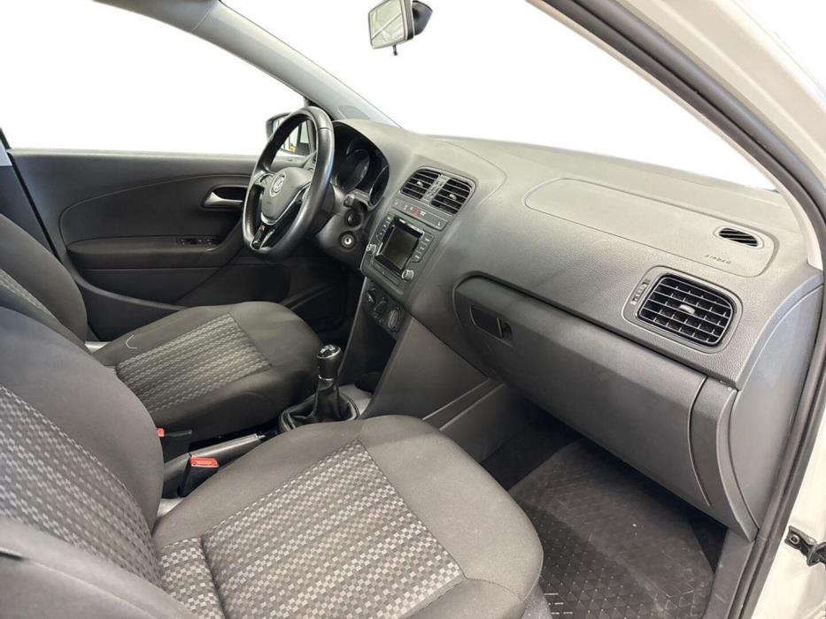 VOLKSWAGEN Polo 2016