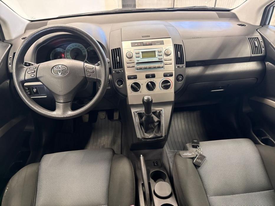 TOYOTA Corolla Verso 2005