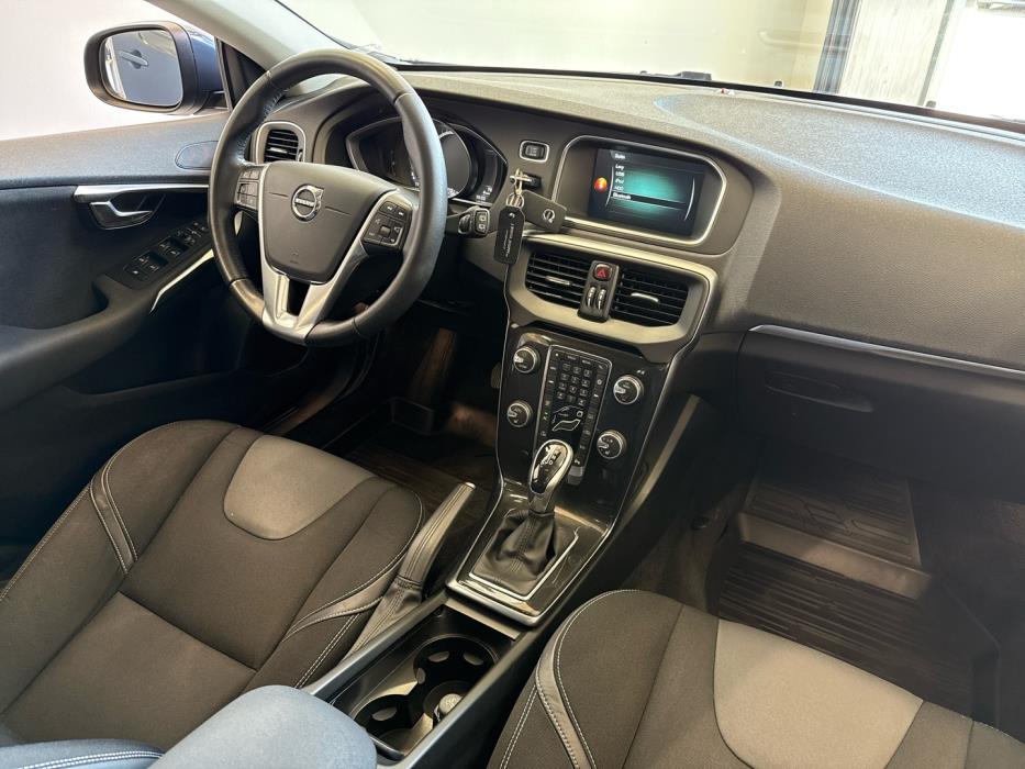 VOLVO V40 2017