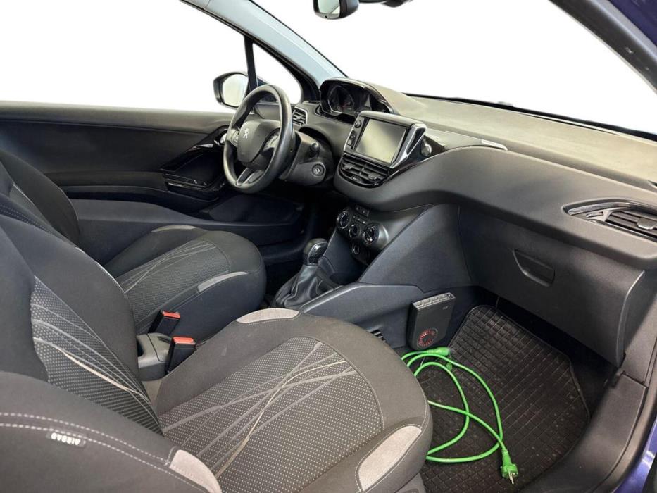 PEUGEOT 208 2013