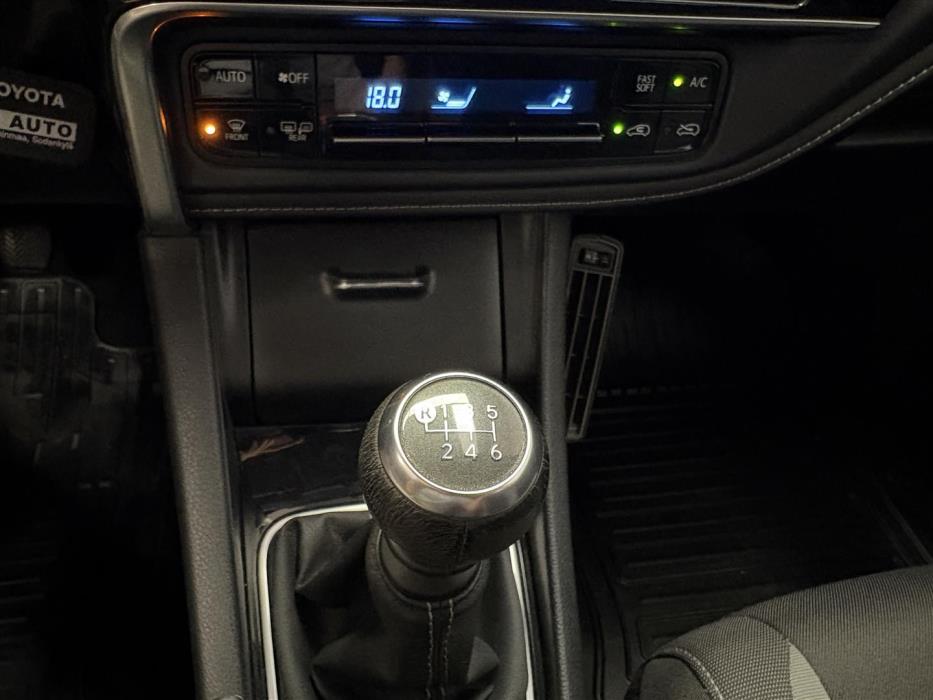 TOYOTA Auris 2016