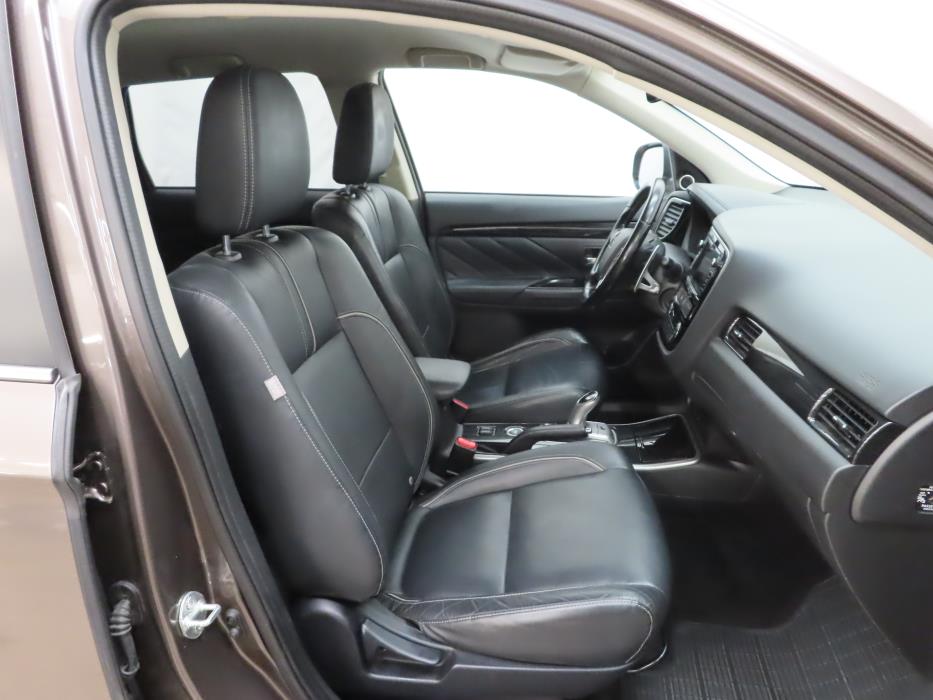 Mitsubishi Outlander PHEV 2015