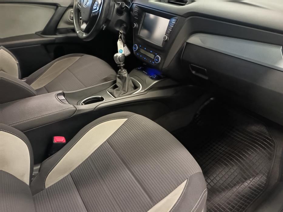 TOYOTA Avensis 2016