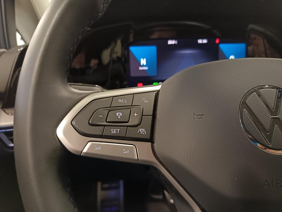 VOLKSWAGEN Golf 2023