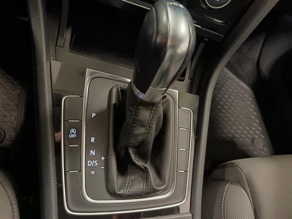 VOLKSWAGEN Golf 2012