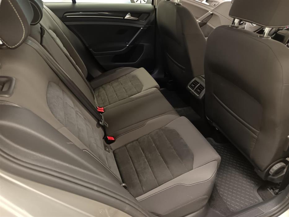 VOLKSWAGEN Golf 2012