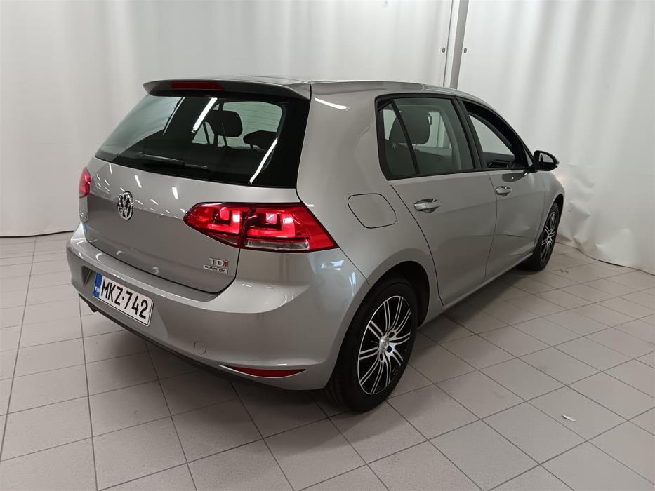 VOLKSWAGEN Golf 2012