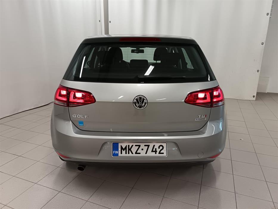 VOLKSWAGEN Golf 2012