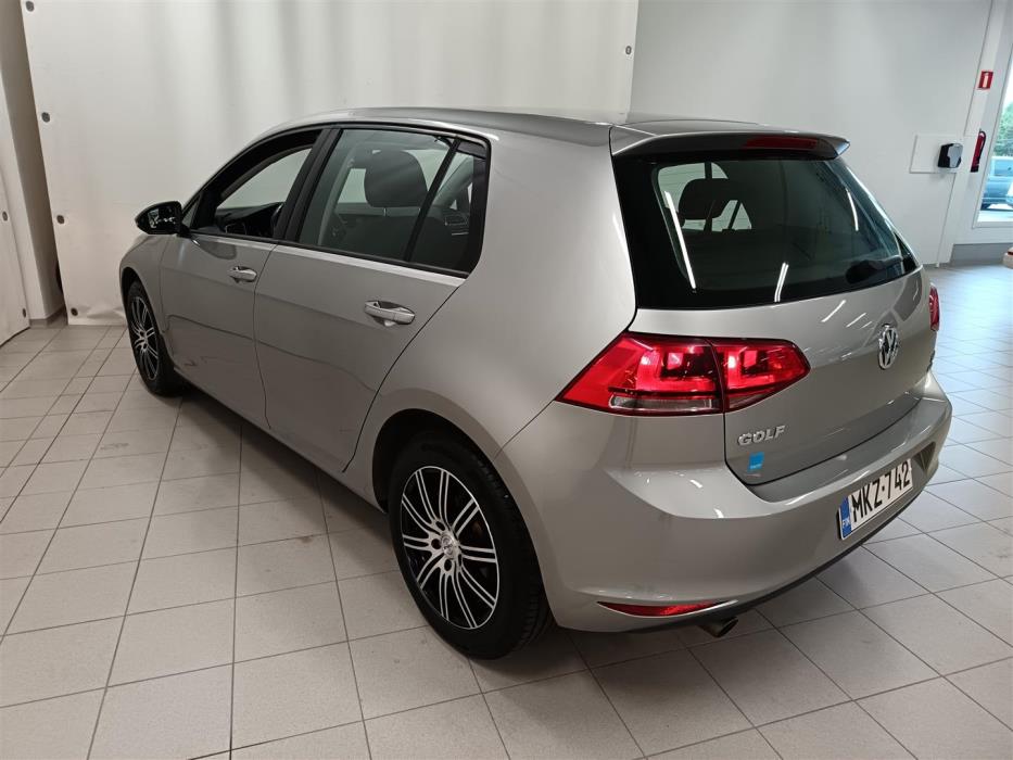 VOLKSWAGEN Golf 2012