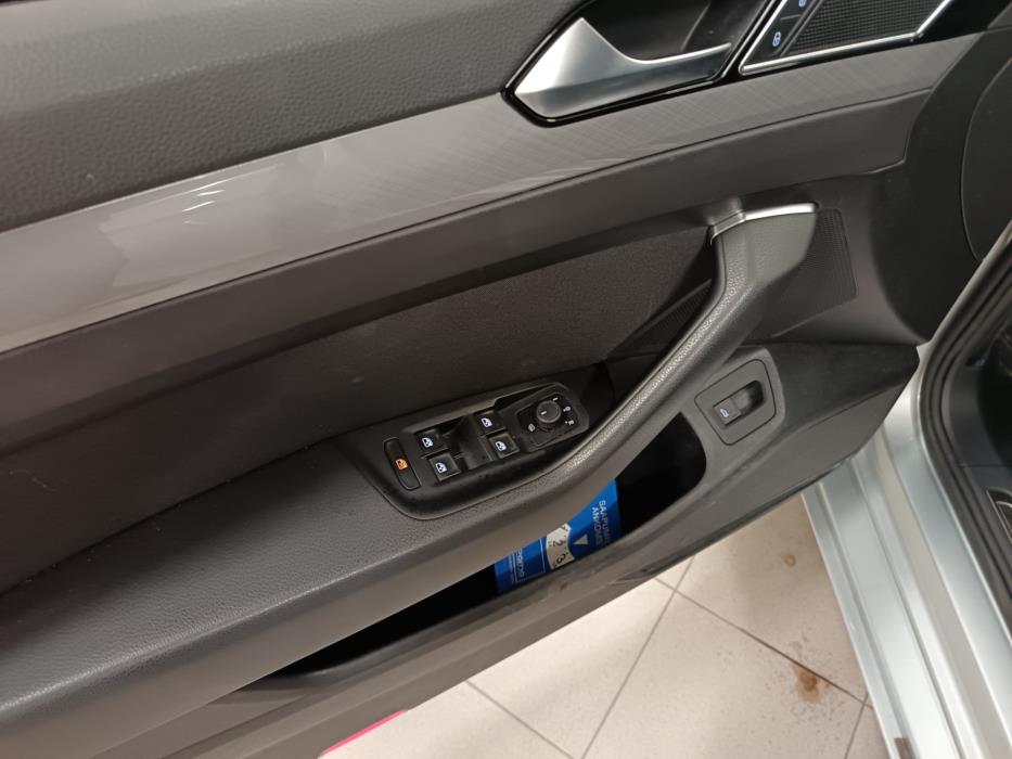 VOLKSWAGEN Passat 2023