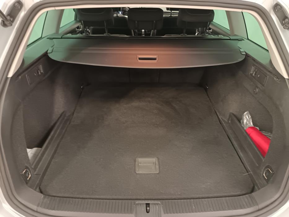 VOLKSWAGEN Passat 2023