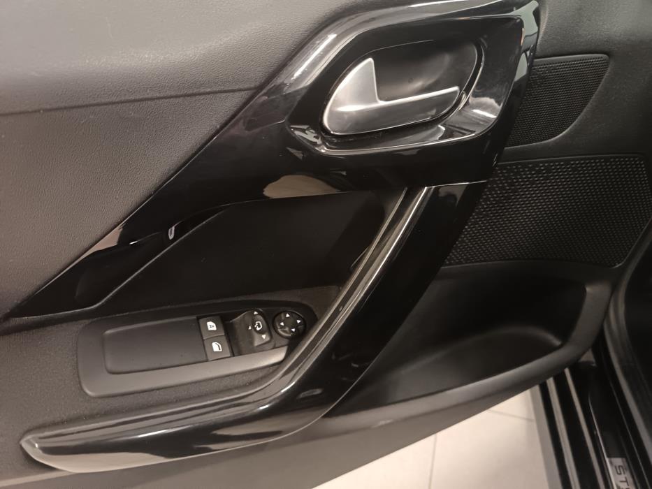PEUGEOT 208 2017