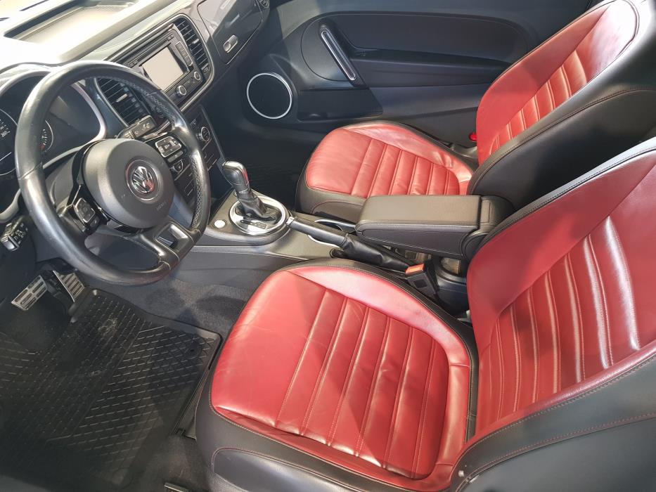 VOLKSWAGEN Beetle 2012