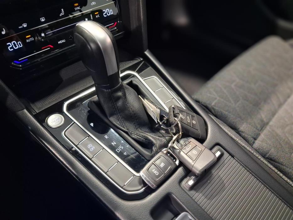 VOLKSWAGEN Passat 2023